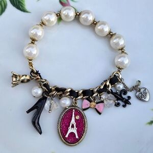 Betsey Johnson Y2K Paris Eiffel Tower Stretch Charm Bracelet Faux Pearl Shoe Bow